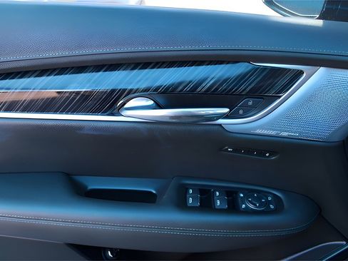 Used 2025 Cadillac XT6 Premium Luxury image 16