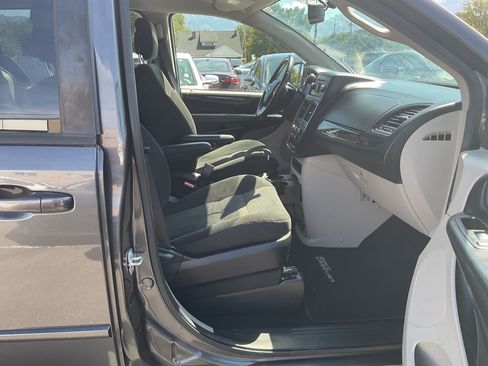 Used 2017 Dodge Grand Caravan SE w/ UConnect Hands-Free Group FWD image 9