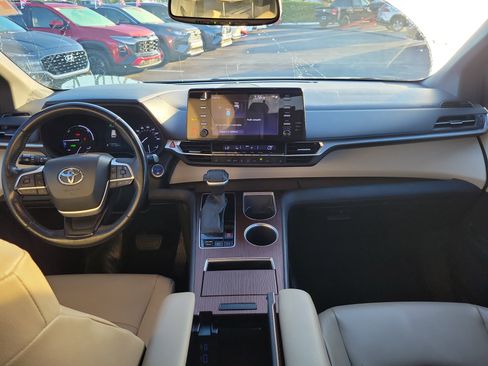 Used 2022 Toyota Sienna XLE image 16