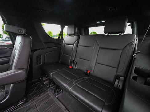 Used 2021 Chevrolet Suburban Z71 w/ Z71 Signature Package AWD/4WD image 23