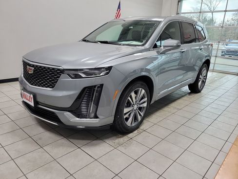 Used 2025 Cadillac XT6 Premium Luxury image 2