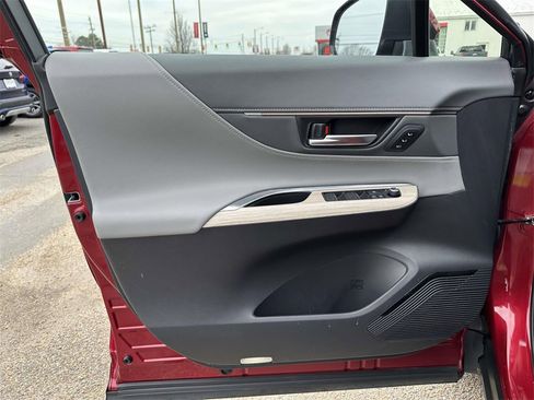 Used 2023 Toyota Venza Limited image 19