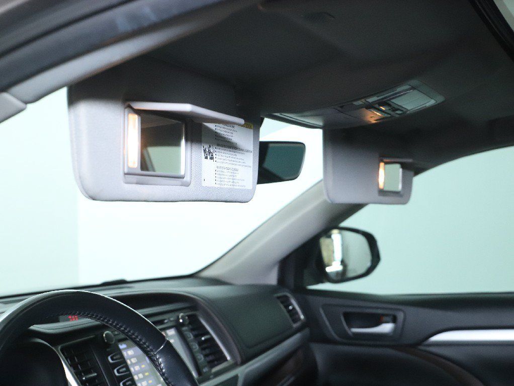 Used 2019 Toyota Highlander XLE FWD image 19