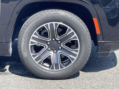 Certified 2024 Jeep Wagoneer L Series II AWD/4WD image 11