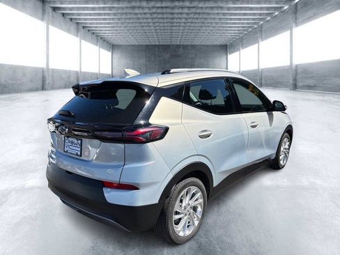 Used 2023 Chevrolet Bolt EUV LT w/ Driver Confidence Package FWD image 3