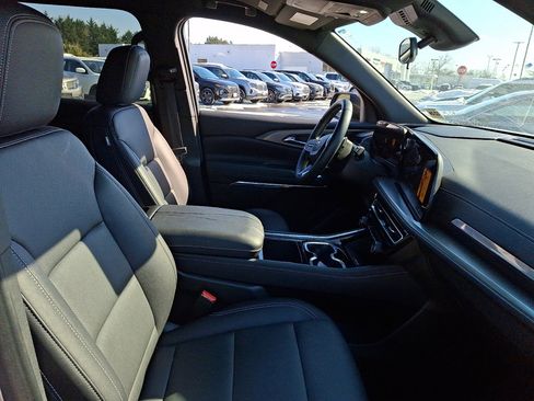 Used 2025 Chevrolet Traverse LT image 12