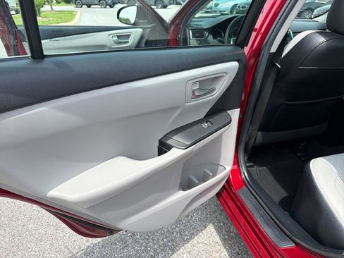 Used 2017 Toyota Camry SE FWD image 22