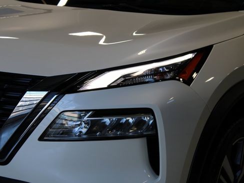 Used 2023 Nissan Rogue SL image 2