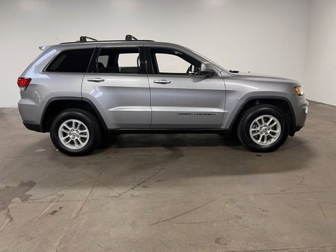 Used 2020 Jeep Grand Cherokee Laredo image 2