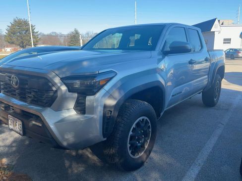 Used 2025 Toyota Tacoma TRD Off-Road image 3