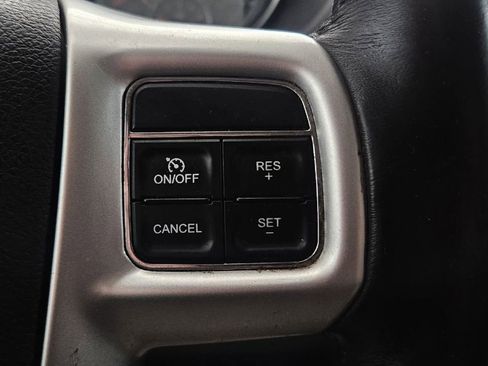 Used 2016 Chrysler Town & Country Touring FWD image 12