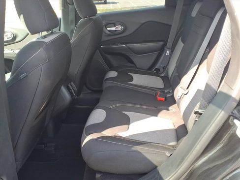 Used 2016 Jeep Cherokee Sport FWD image 23