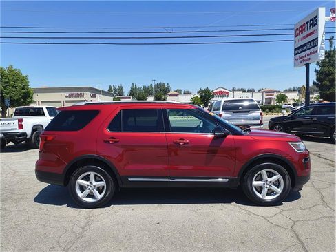 Used 2018 Ford Explorer XLT w/ Equipment Group 202A FWD image 4