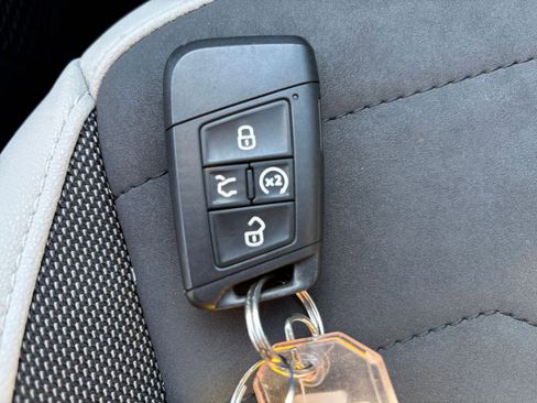 Used 2025 Volkswagen Taos SE AWD/4WD image 25