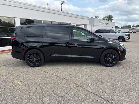 Used 2025 Chrysler Pacifica Limited w/ Trailer Tow Group AWD/4WD image 2