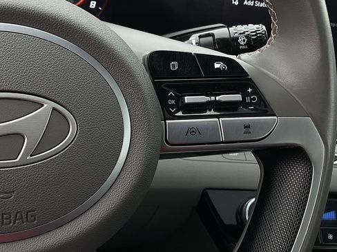 Used 2025 Hyundai Elantra SEL image 25