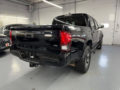Used 2018 Toyota Tacoma TRD Sport image 9