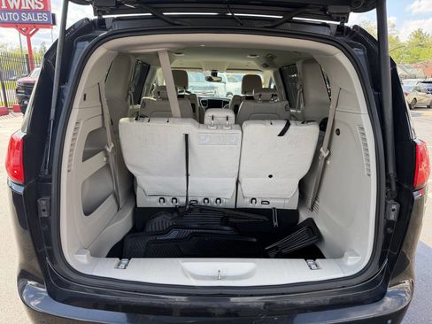 Used 2018 Chrysler Pacifica Touring-L Plus FWD image 8