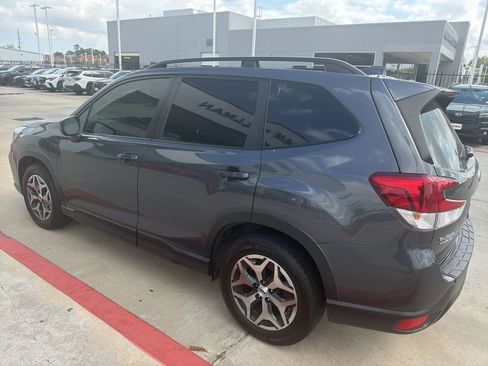 Used 2021 Subaru Forester Premium image 2