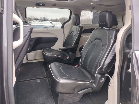 Used 2021 Chrysler Pacifica Limited w/ Uconnect Theater Family Group image 8