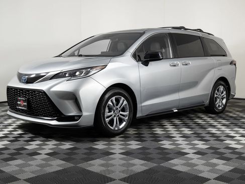 Used 2022 Toyota Sienna XSE image 1