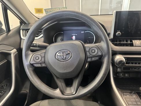 Used 2023 Toyota RAV4 LE AWD/4WD image 5