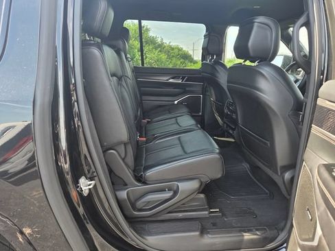 Used 2024 Jeep Wagoneer L Series II w/ Flexible Seating Group AWD/4WD image 14
