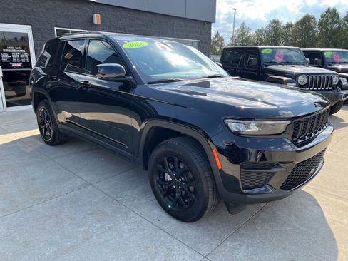 Certified 2025 Jeep Grand Cherokee Altitude AWD/4WD image 1