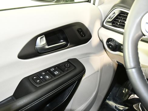 Used 2024 Chrysler Pacifica Touring-L image 32