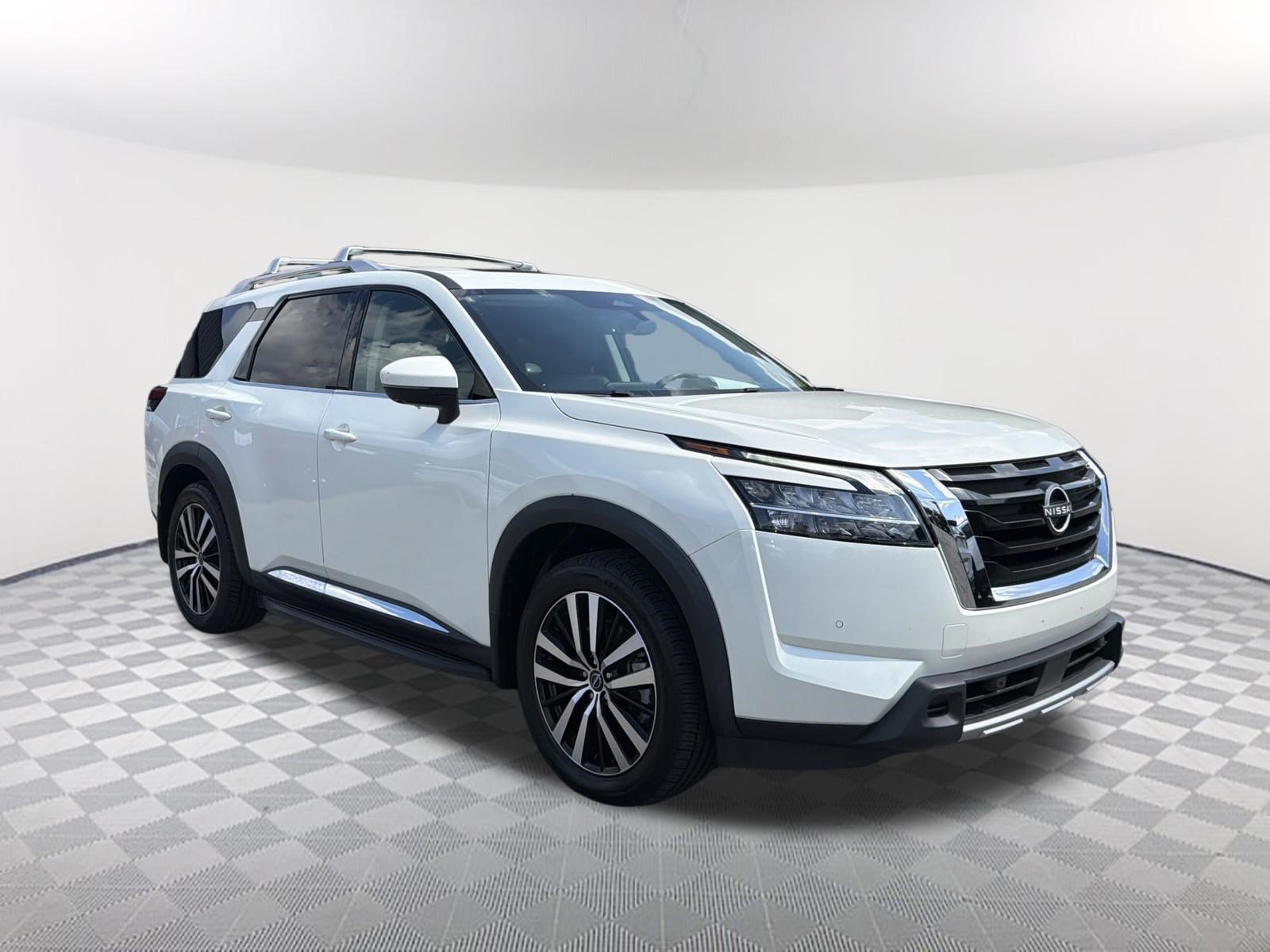 Used 2023 Nissan Pathfinder Platinum w/ Lighting Package (N93) FWD image 3