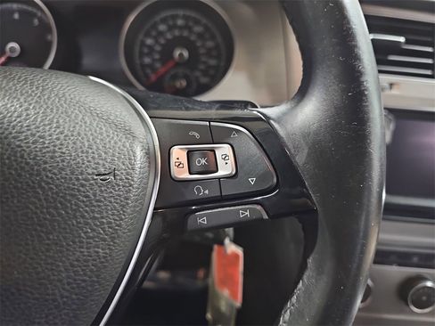 Used 2015 Volkswagen Golf S image 18