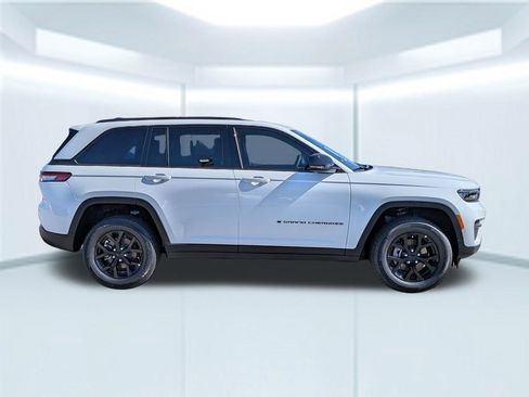 New 2025 Jeep Grand Cherokee Altitude image 8
