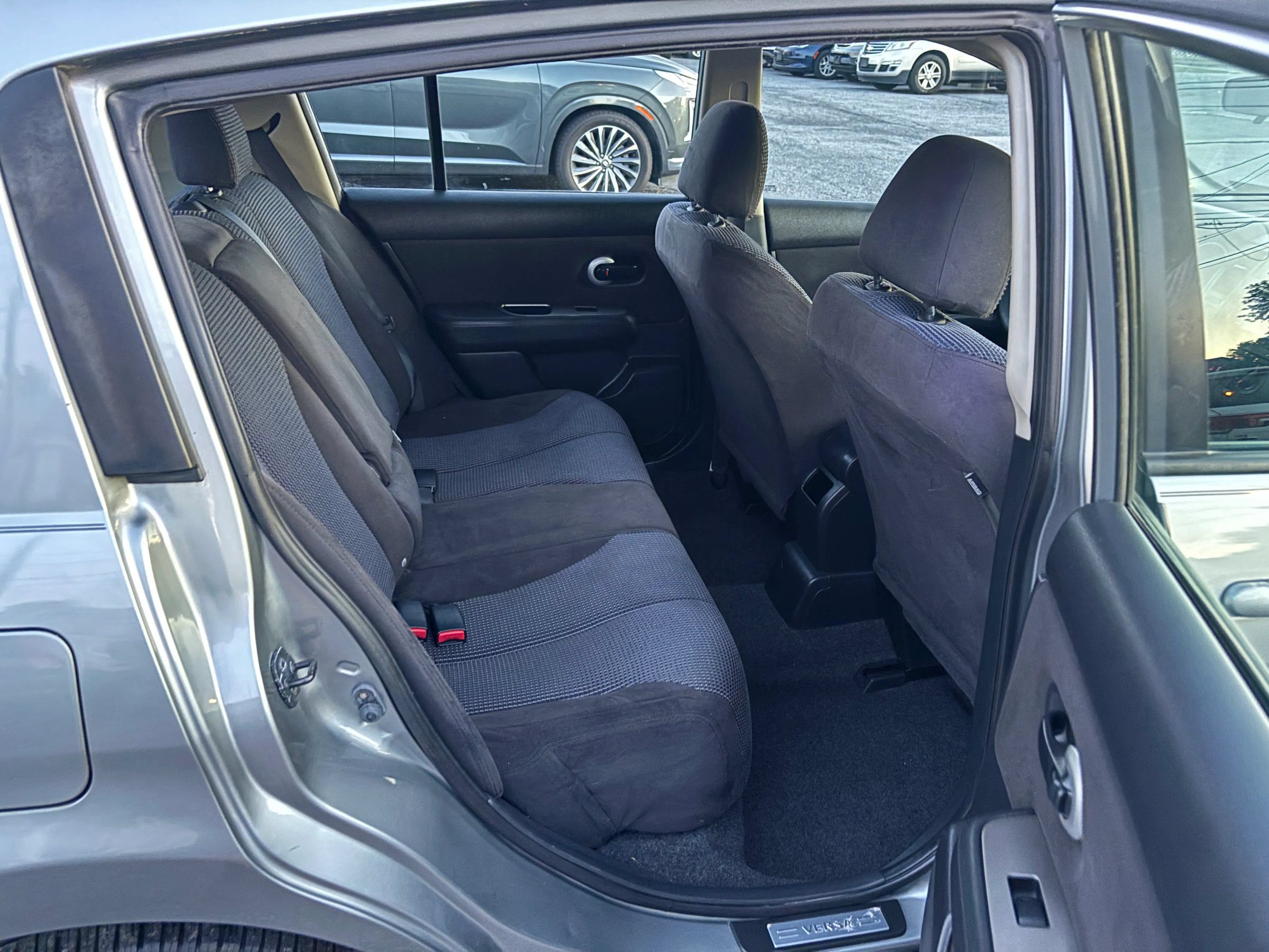 Used 2011 Nissan Versa Hatchback w/ Navigation/Satellite Pkg FWD image 9