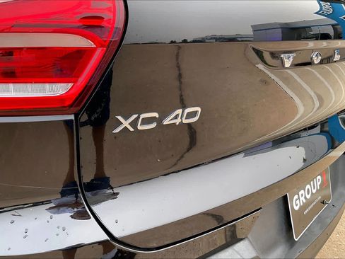 Used 2021 Volvo XC40 T5 R-Design w/ Climate Package AWD/4WD image 11