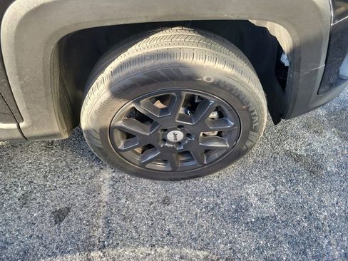 Used 2023 Jeep Renegade Latitude image 2