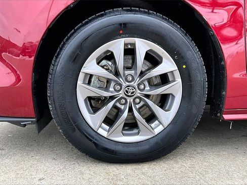 Used 2022 Toyota Sienna XLE image 10