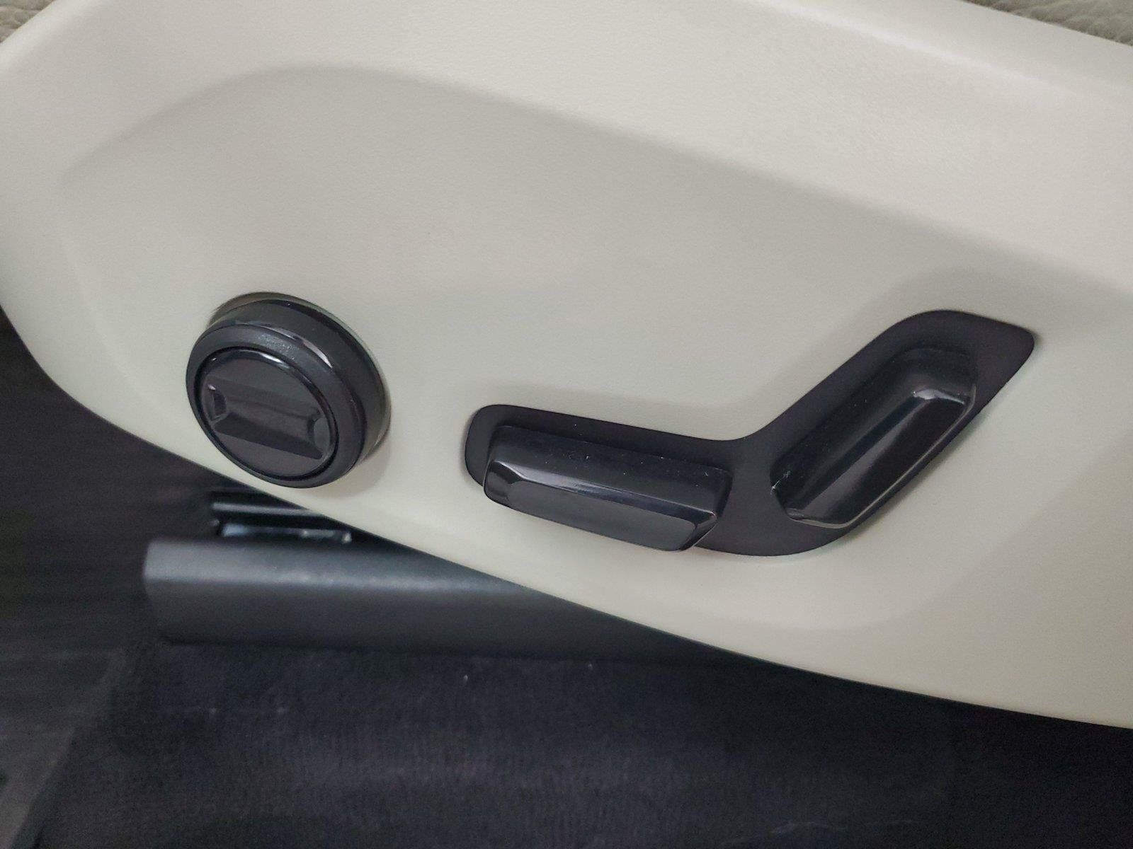 Certified 2024 Volvo XC90 T8 Plus AWD/4WD image 18