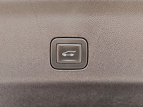 Used 2025 GMC Yukon XL Denali image 7