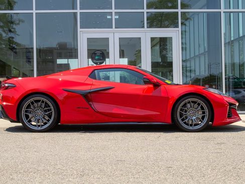 Used 2025 Chevrolet Corvette Z06 RWD image 4