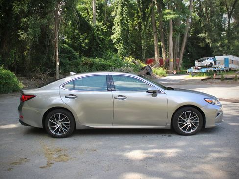 Used 2016 Lexus ES 350 w/ Navigation System Package FWD image 8