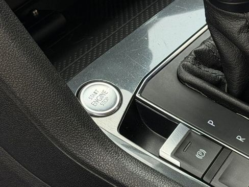 Used 2020 Volkswagen Tiguan SE FWD image 33