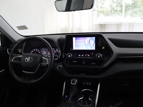Used 2023 Toyota Highlander XLE AWD/4WD image 2