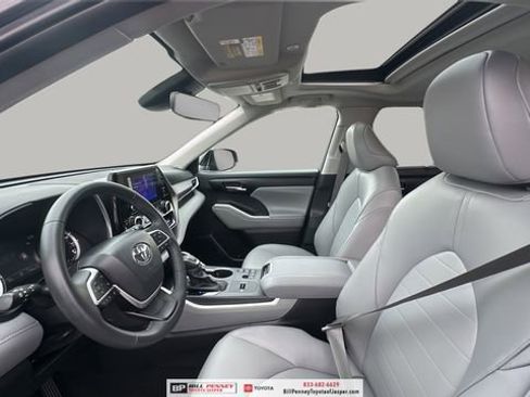 Used 2025 Toyota Highlander XLE FWD image 11