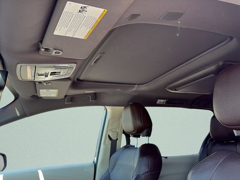 Used 2022 Toyota Sienna Platinum AWD/4WD image 18