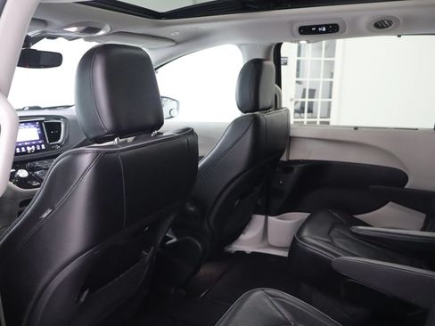 Used 2019 Chrysler Pacifica Limited FWD image 17