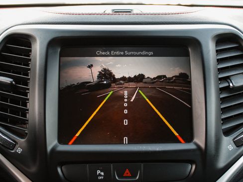 Used 2018 Jeep Cherokee Trailhawk AWD/4WD image 24