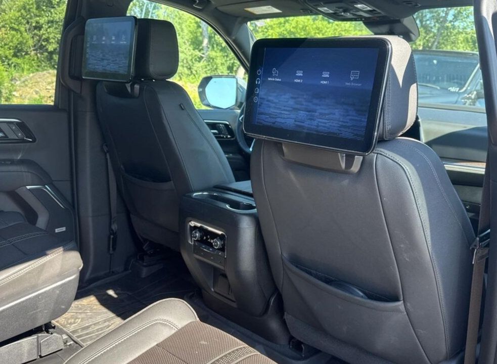 Used 2025 Chevrolet Suburban High Country AWD/4WD image 9