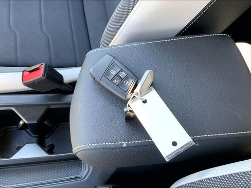 Certified 2025 Volkswagen Taos SE image 11