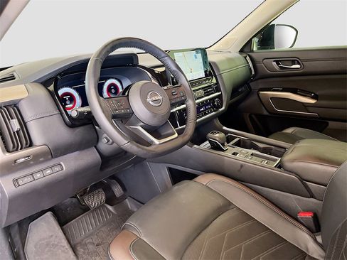 Used 2024 Nissan Pathfinder Platinum image 9