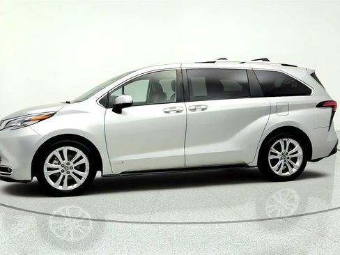 Used 2021 Toyota Sienna Platinum FWD image 8